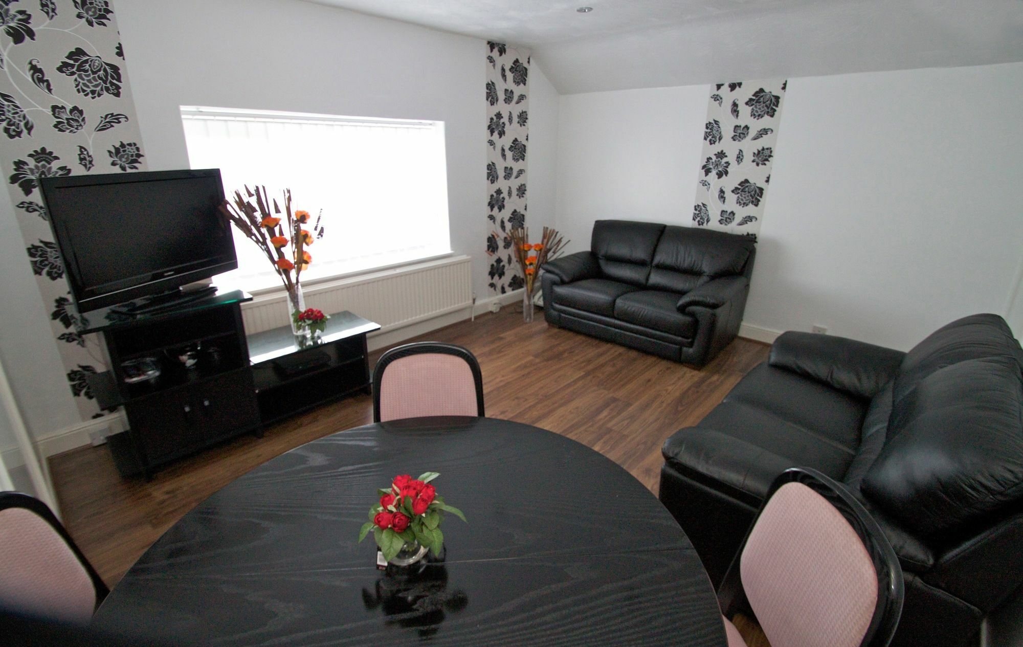 La Suisse Serviced Apartments Manchester Exterior photo